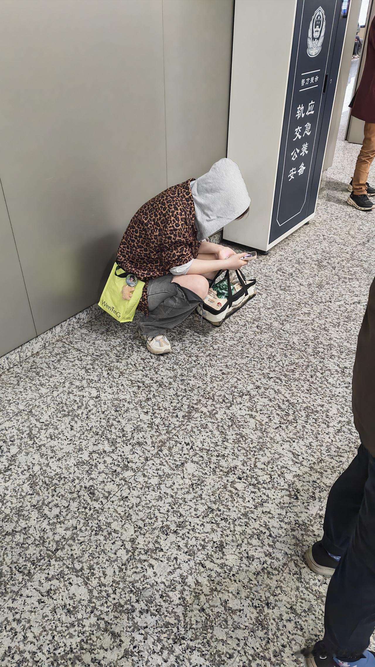 地铁奇遇：我差点给这位"丐帮女侠"扫码转账

各位老铁，今天坐地铁碰上个奇人，差