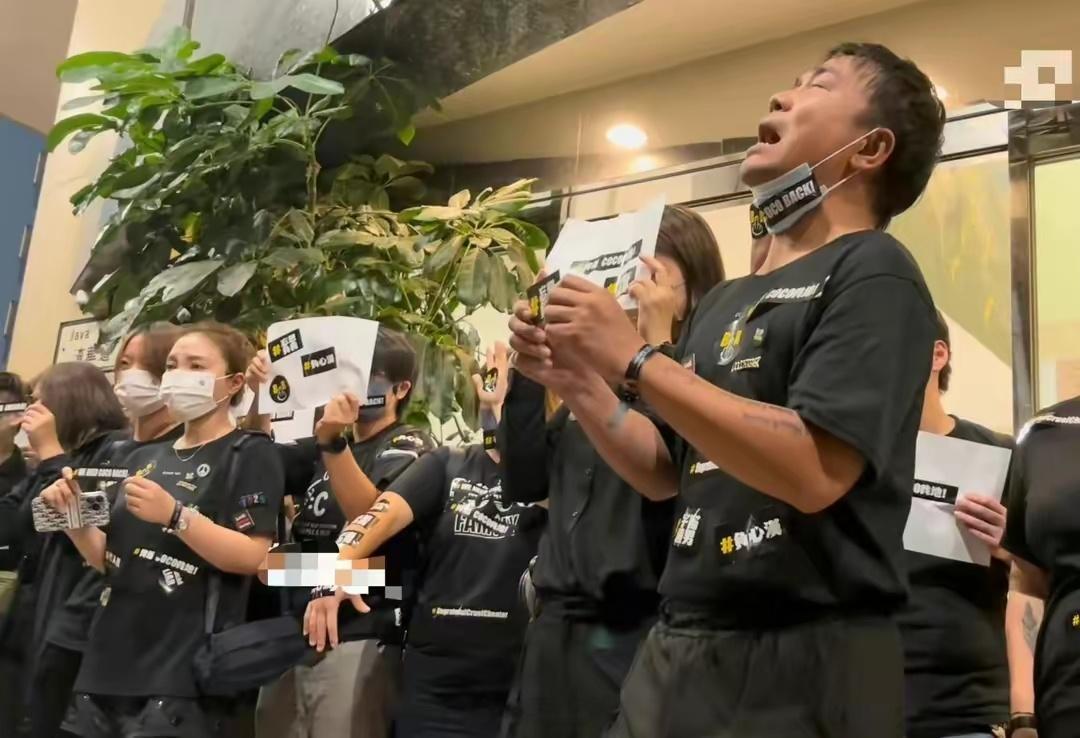 #李玟大殓出殡#李玟告别仪式上，粉丝终于耐受不住拿着纸张，冲到她老公乐裕民大喊：