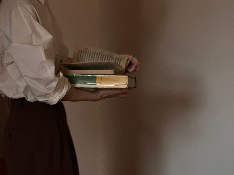 读书的目的，不在于取得多大的成就，而在于，当你被生活打回原形，陷入泥潭时，给你一