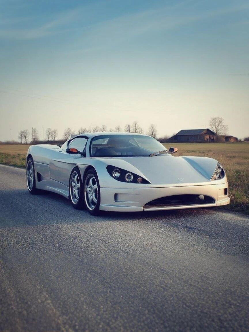 六轮超跑你见过吗？这款车是Covini C6W，一款来自意大利的六轮超级跑车 。