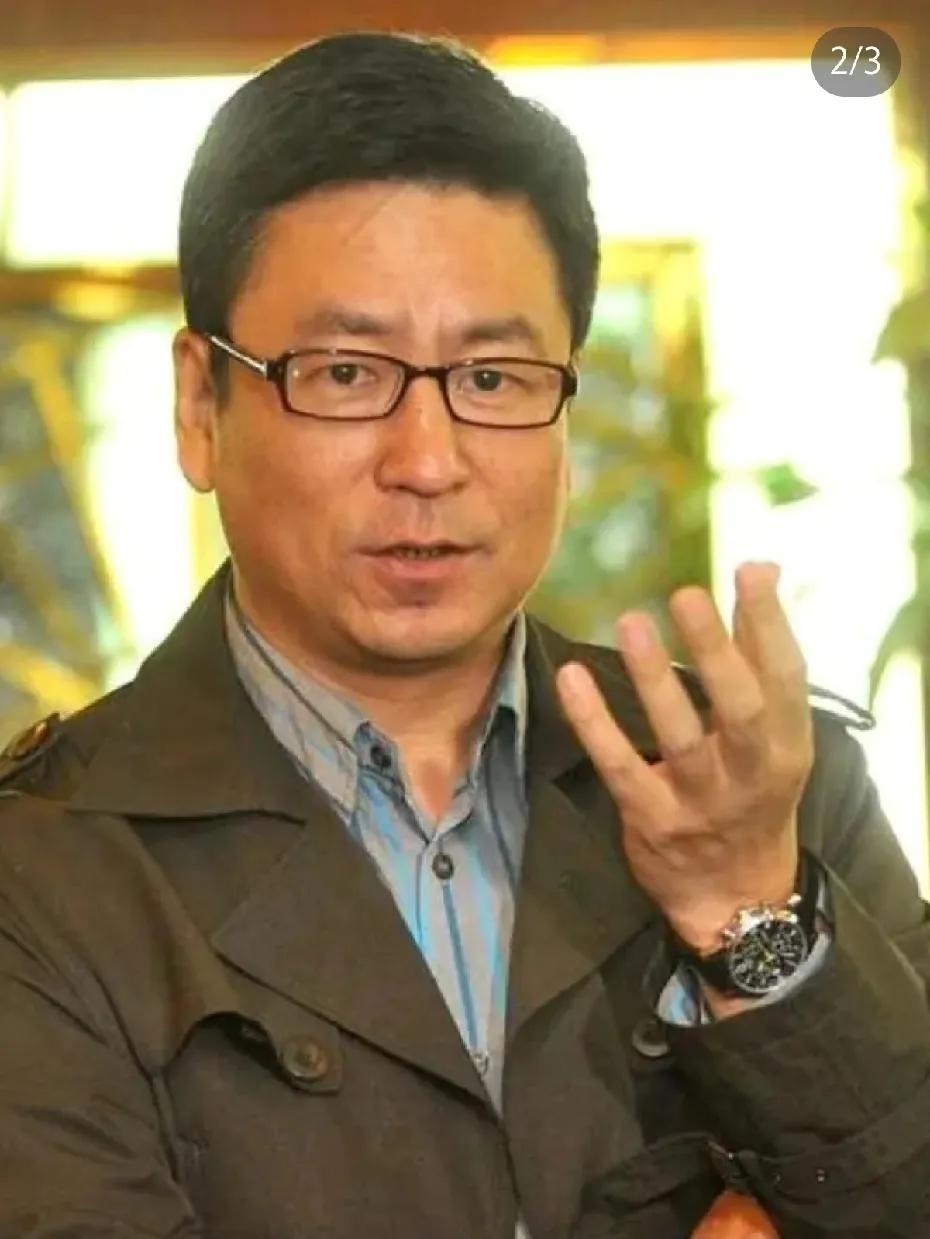 “央视一哥”白岩松，背后竟然这么心酸。2000年奥运会，名誉掌声一时之间席卷而来