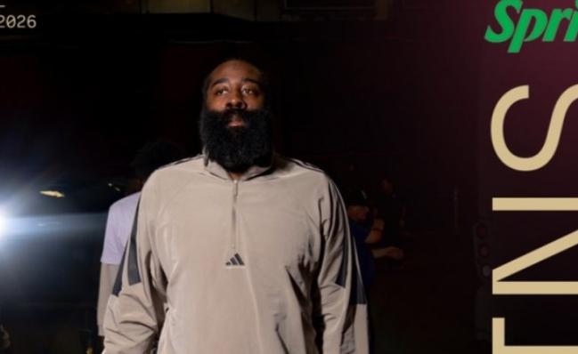 NBA季前赛，骑士对阵魔术的比赛中，出现了非常奇葩的一幕。上半场比赛打完，骑士队