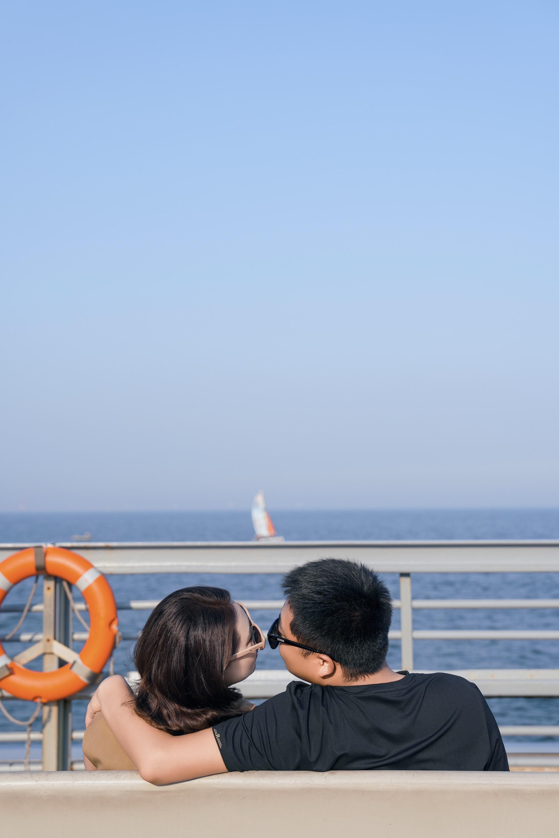 西港花园旅拍日记.日出漫过桥栏，光晕缠绕相拥的身影。 我站在镜头后，拍...
