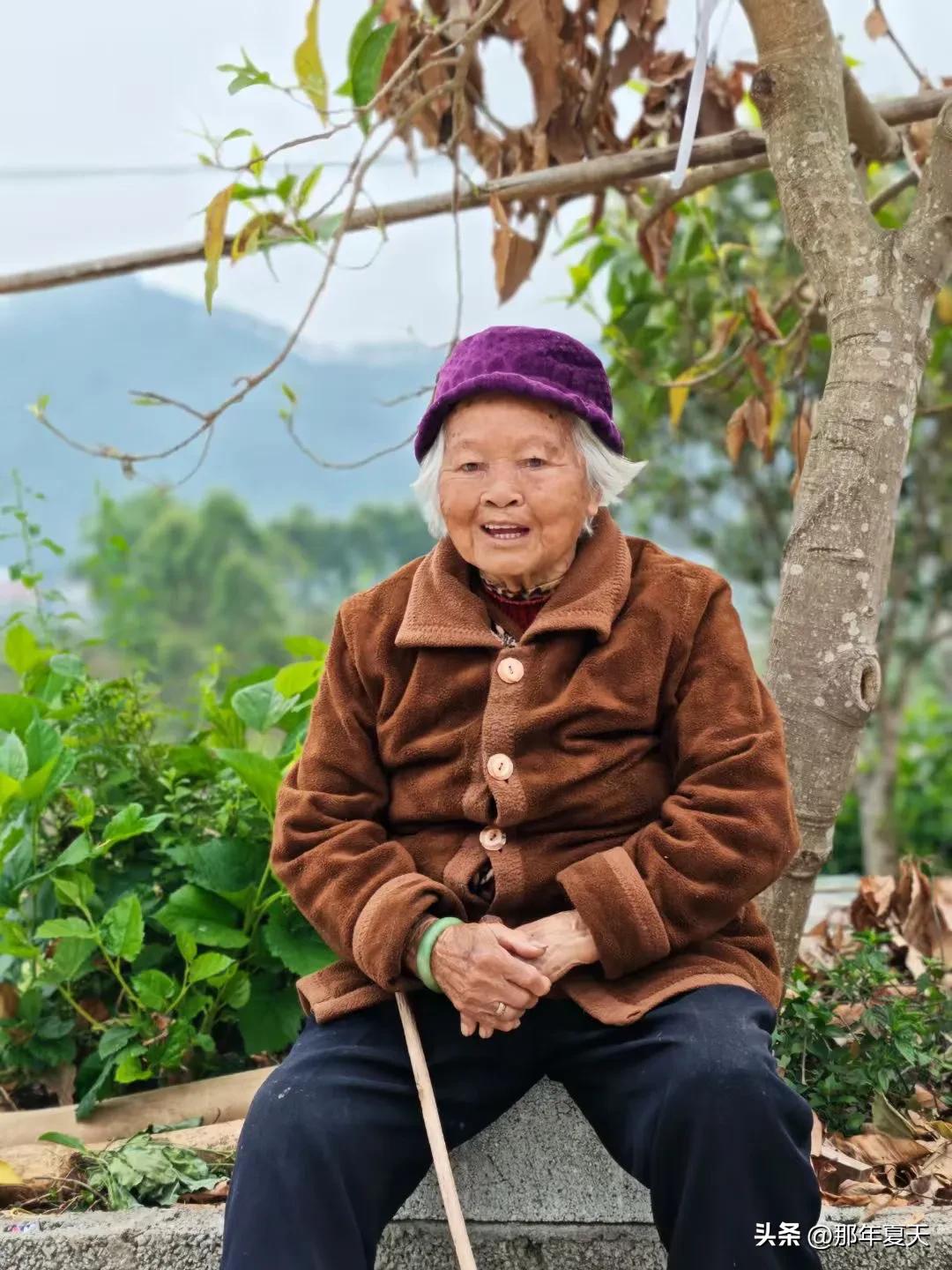 每次回家九十三岁太奶奶都会问，这是谁的孩子，是双胞胎吗？这两天已经问了三四次了，