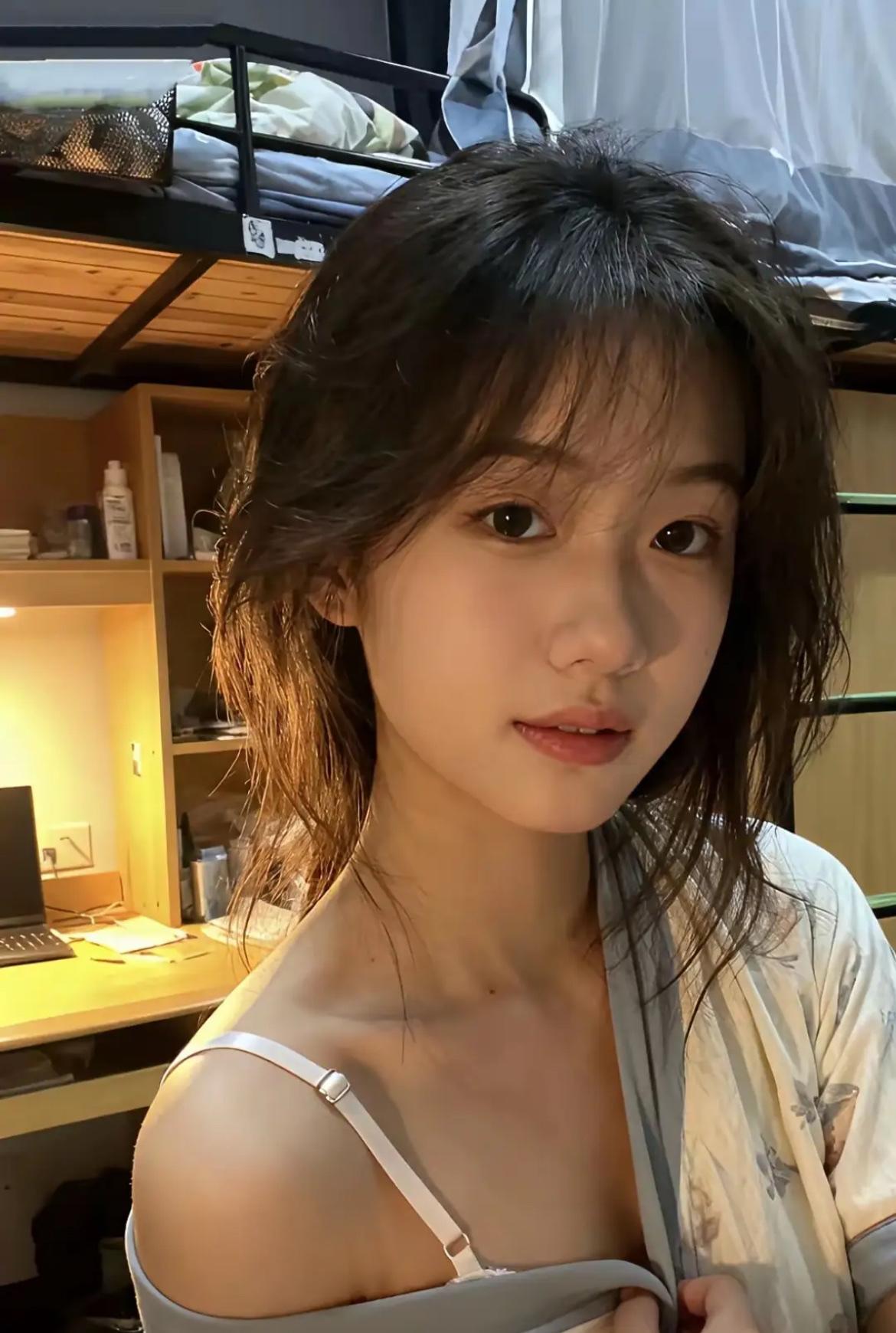 要是谁家姑娘，
屋里收拾得亮亮堂堂，
窗台常年开着新鲜花，
做饭色香味样样在行，