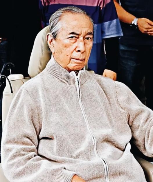 2009年，88岁的何鸿燊摔伤头部，导致脑溢血并引发多脏器衰竭，被医生多次下达病