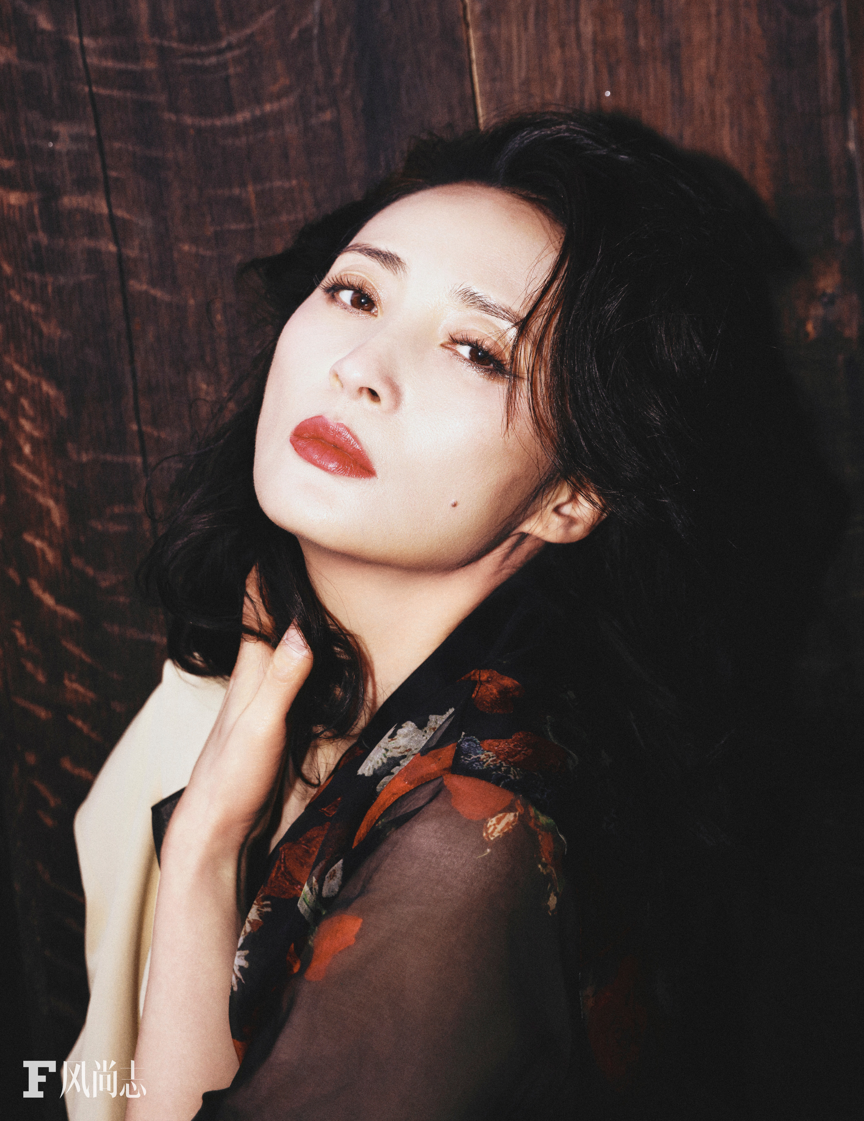 蒋勤勤酷飒风高智感好喜欢蒋勤勤这种利落剪裁衬冷艳气场，眼神锐利藏通透智慧。从古典