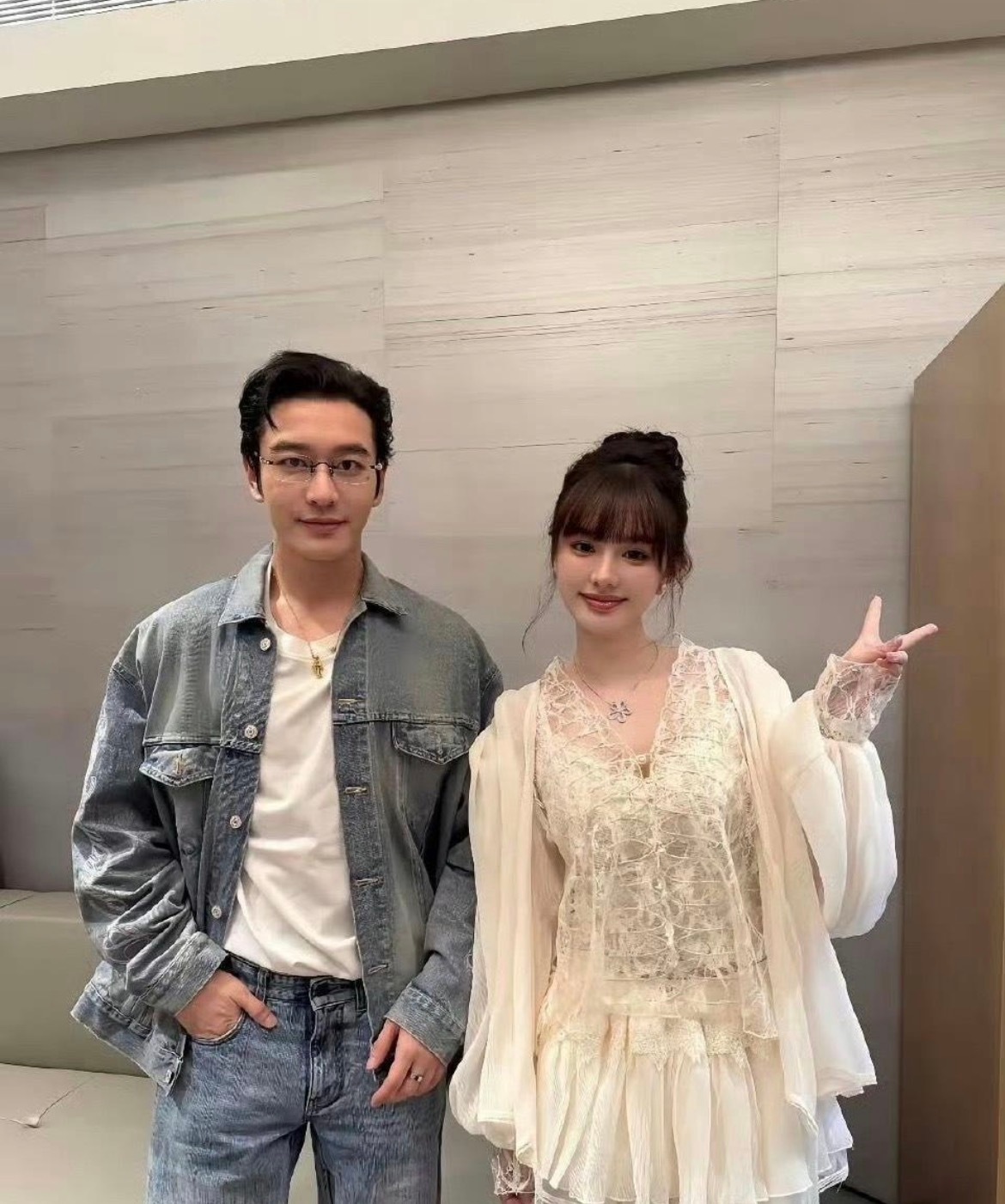 黄晓明审美真统一，一直喜欢一个类型的 
