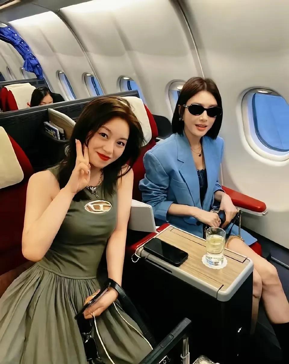 秦岚颜值还在，身材好像缩水了，路人小姐姐轻松抢了她的风头！不过，借口都帮她找好了