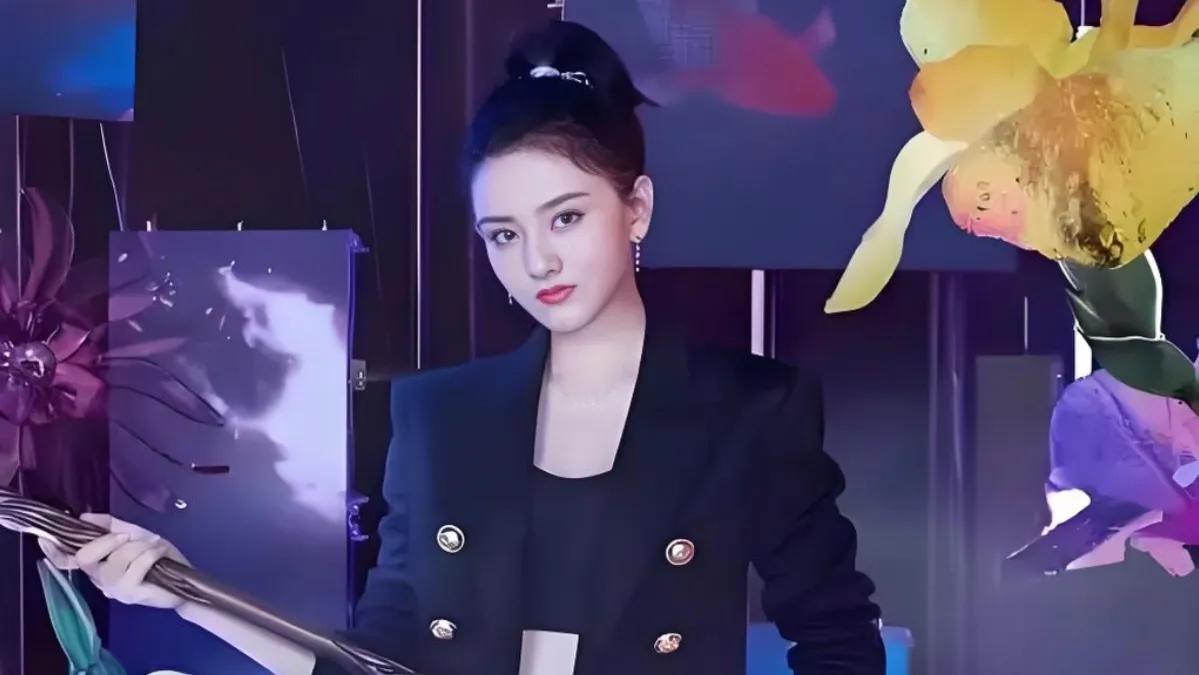 蛰伏归来！她携两部爆款杀回，小花圈暗流汹涌
 
消失两年，影视圈几乎要将她遗忘。