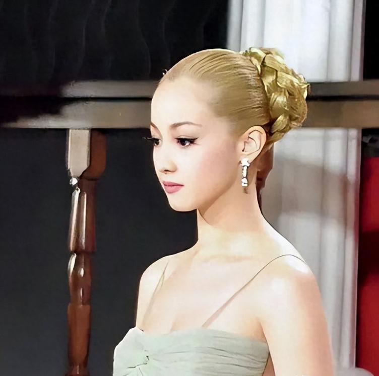 2009年，“亚洲第一美人”泽尻英龙华在婚前协议里规定，一个月只能过5次夫妻生活