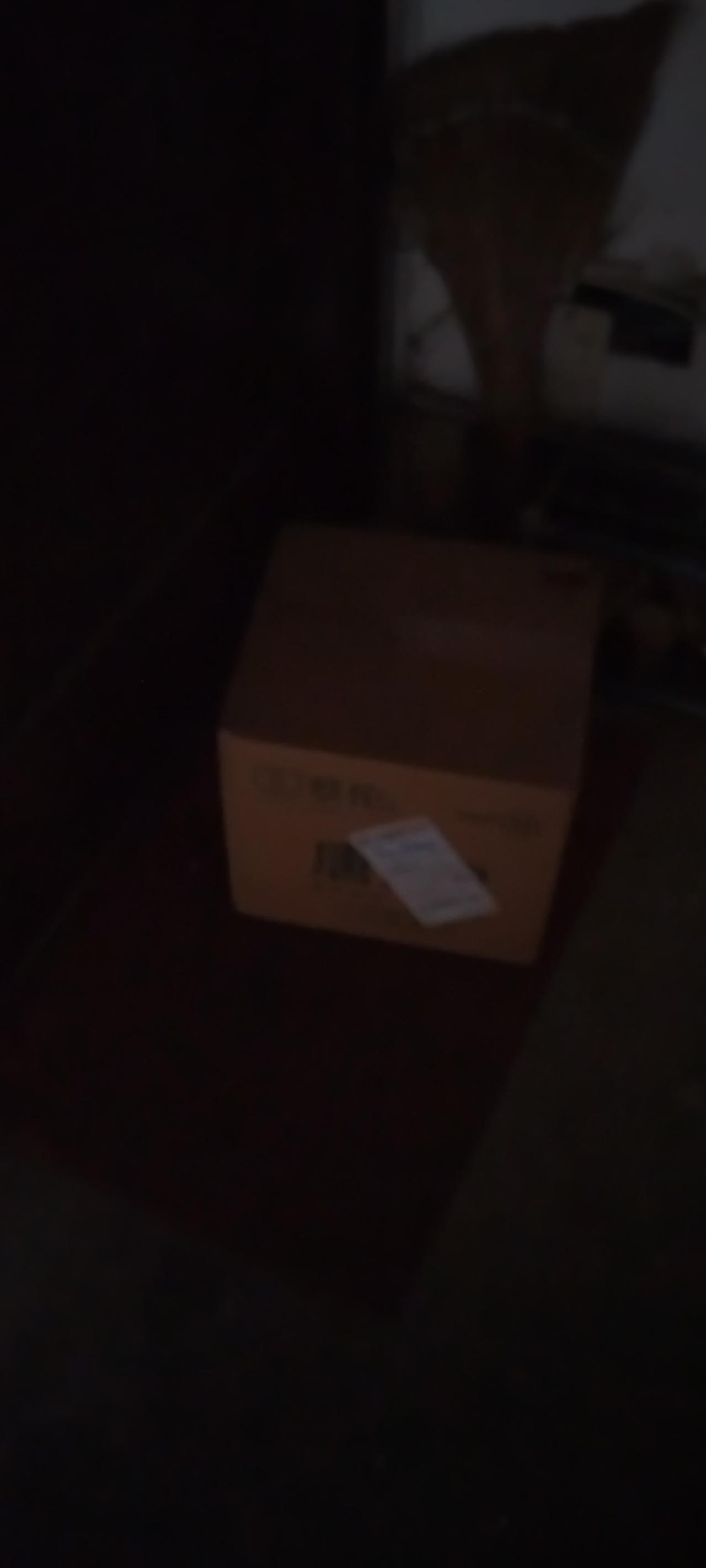 冬日生活打卡季 昨天真是让人无语，快递员把 3 单元的快递扔到我家 4 单元。我