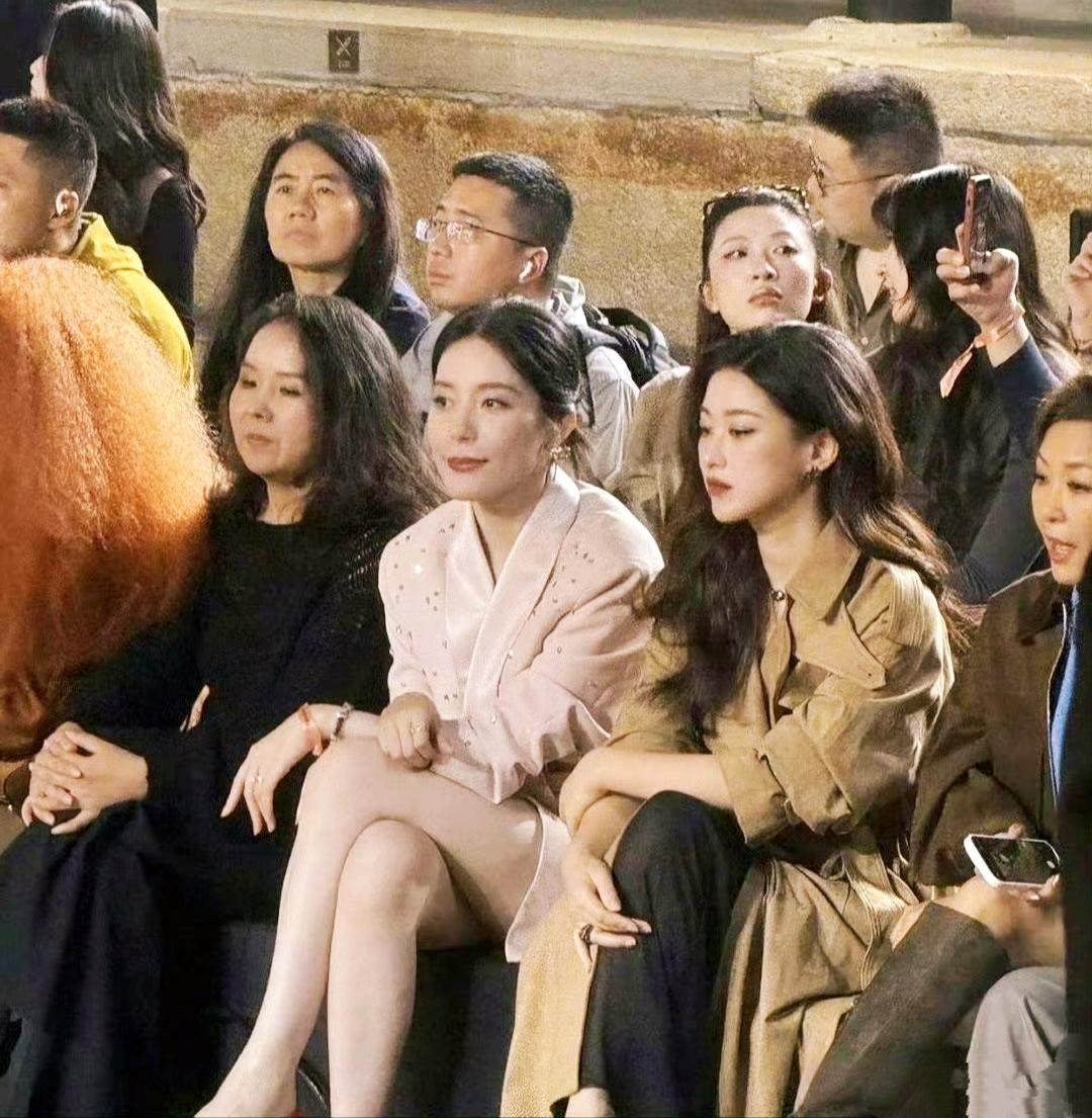 艳压女明星！朱珠旁边坐的是谁，是哪个女企业家吗？大长腿白得发光，气场好强，光芒盖