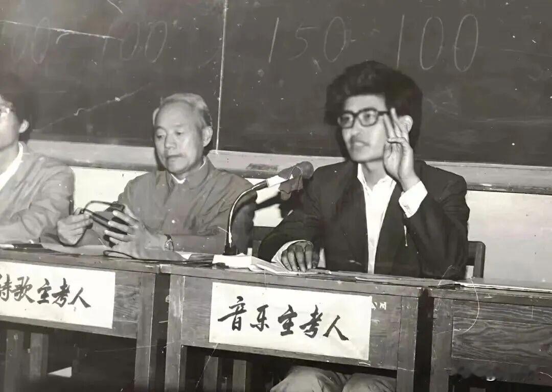 歌坛一姐那英20岁出头唱歌唱劈了
底下没飞一个纸飞机。她红着脸说，大学生太好了，