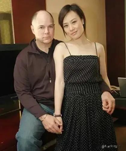 邬君梅嫁老外嫁的很成功，别人嫁的老外不是家暴男，就是花心男，要不就是渣渣男，人家