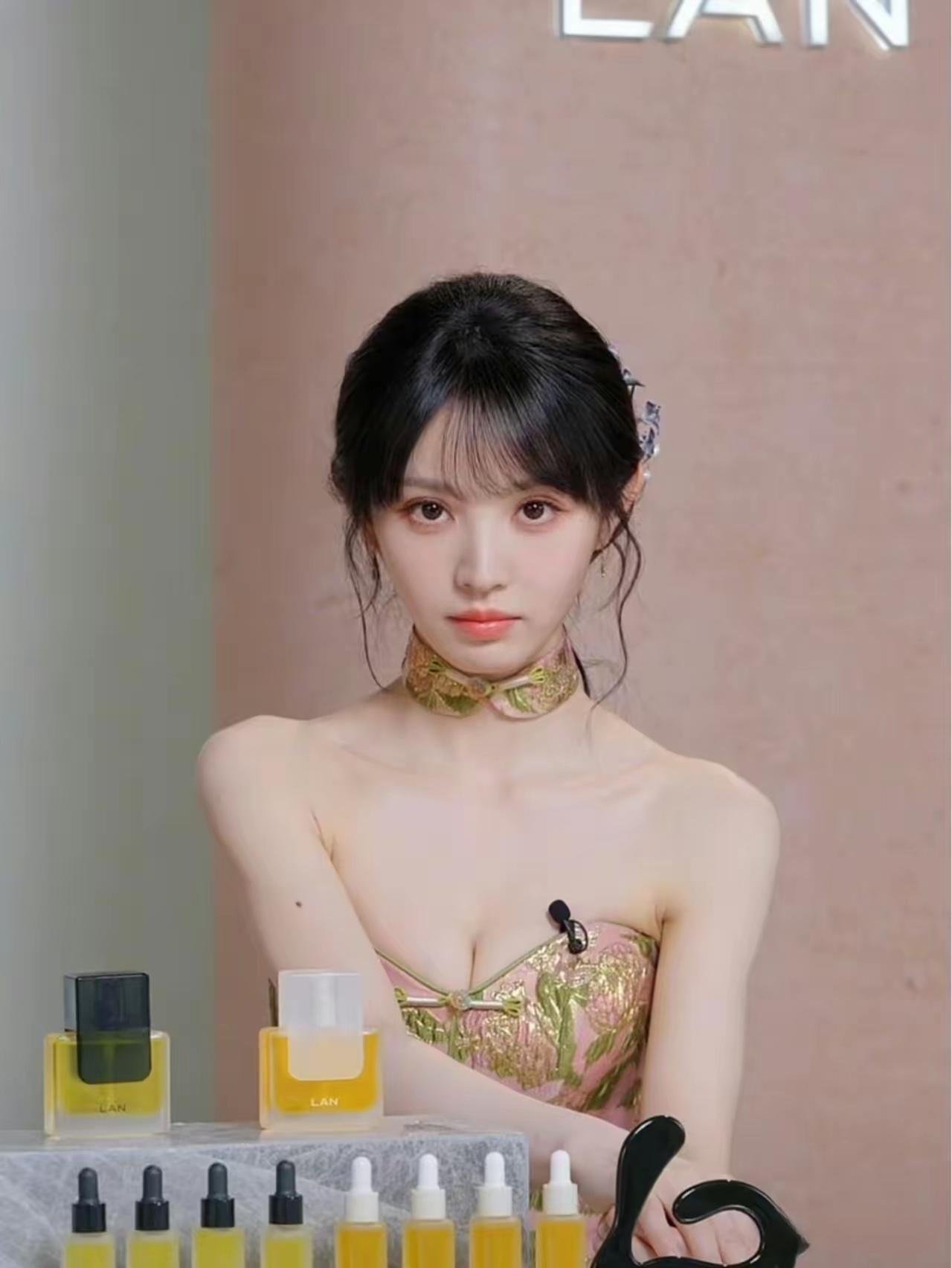 [可怜]青天大老爷…小田接个化妆品直播的商务，竟然直播中房间被封了…[捂脸]普遍