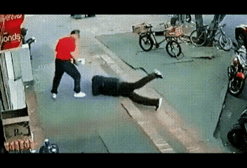 其实老人就是脚下拌了一下，不由自主的想扶住前边的路人，却被误解抢包。你们看出门道