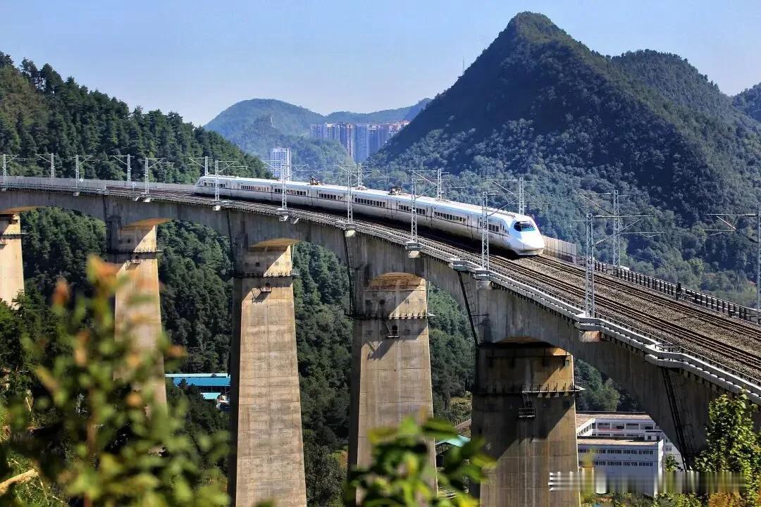 泸遵高铁已完成预可研报告编制，这条高铁总算是找着了窍门。之前卡壳这么多年，原来是