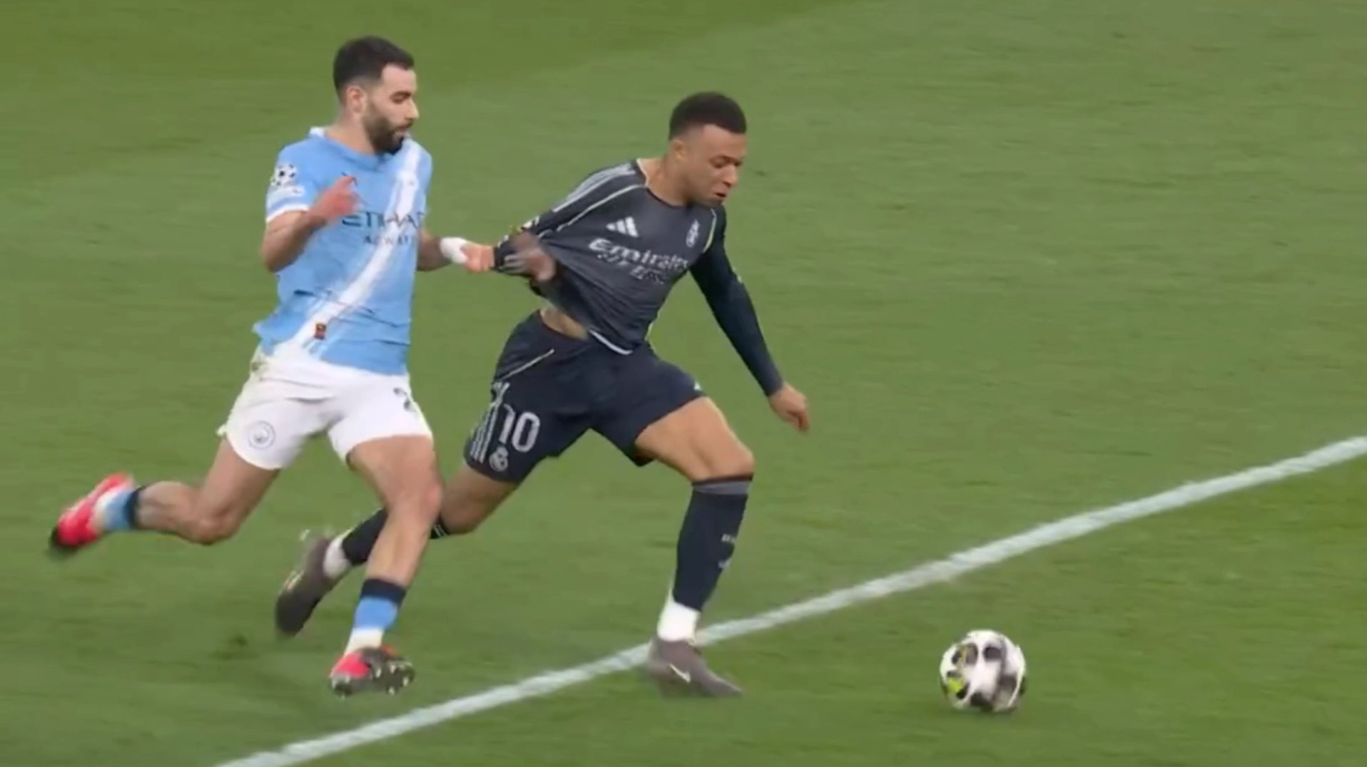 🚨姆巴佩在场上进行阻力跑训练。他的身体状况恢复良好✅️欧冠联赛 曼城vs皇马 