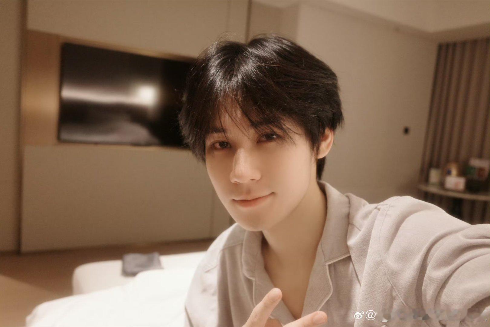张真源燥候张真源再吉他弹唱一回张真源能来段吉他solo吗 我真的要为张真源的手绘