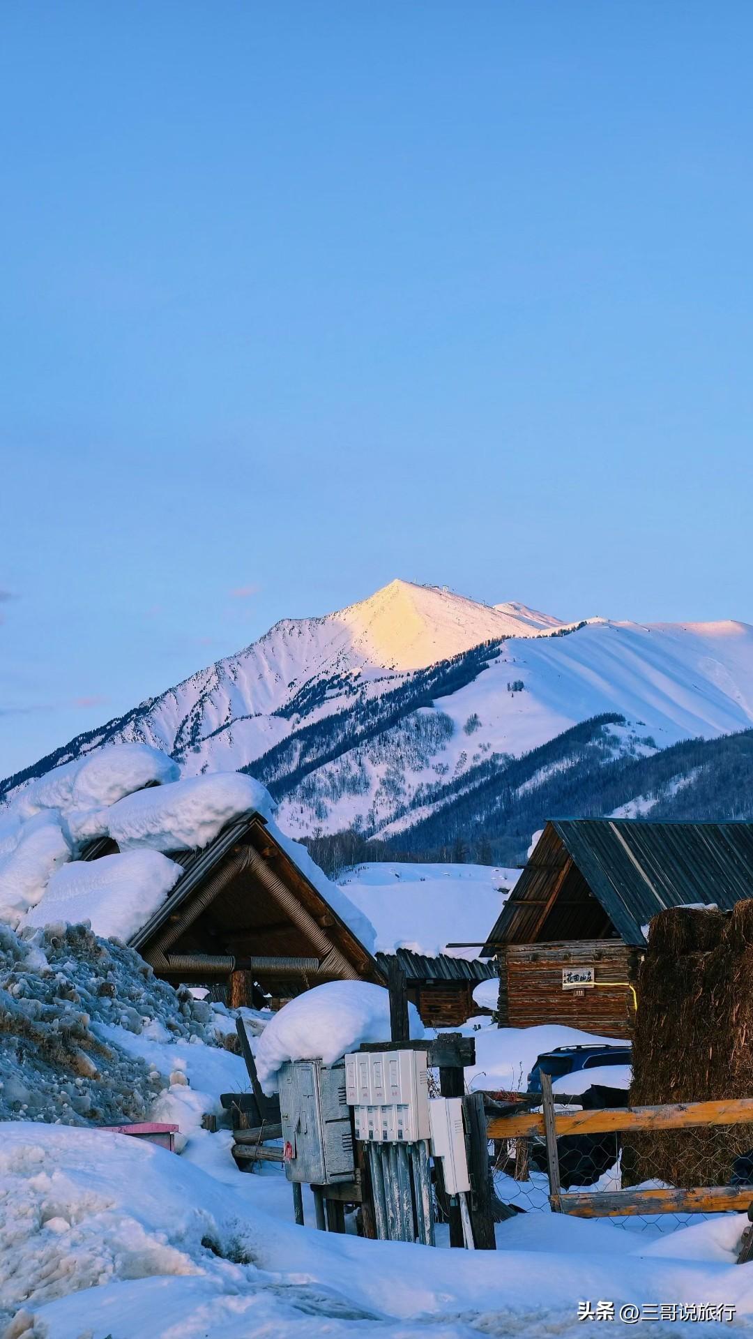 雪落禾木桥，赴一场冬日童话之约
 
当凛冬铺满北疆大地，禾木便化作遗世独立的冰雪