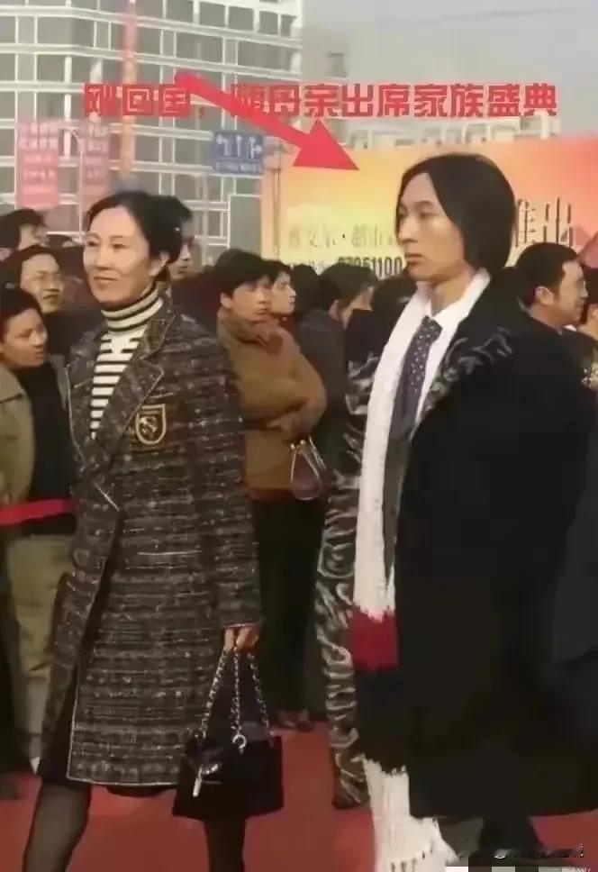 照片中这个男子竟然是同一个人，让人难以置信。
年轻的时候留着长发，看起来像个艺术