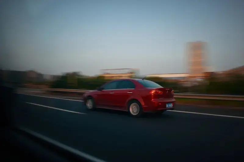 1月6日石家庄，上高速未系安全带，穿10厘米“恨天高”，女子被拦懵圈：刚加油，忘