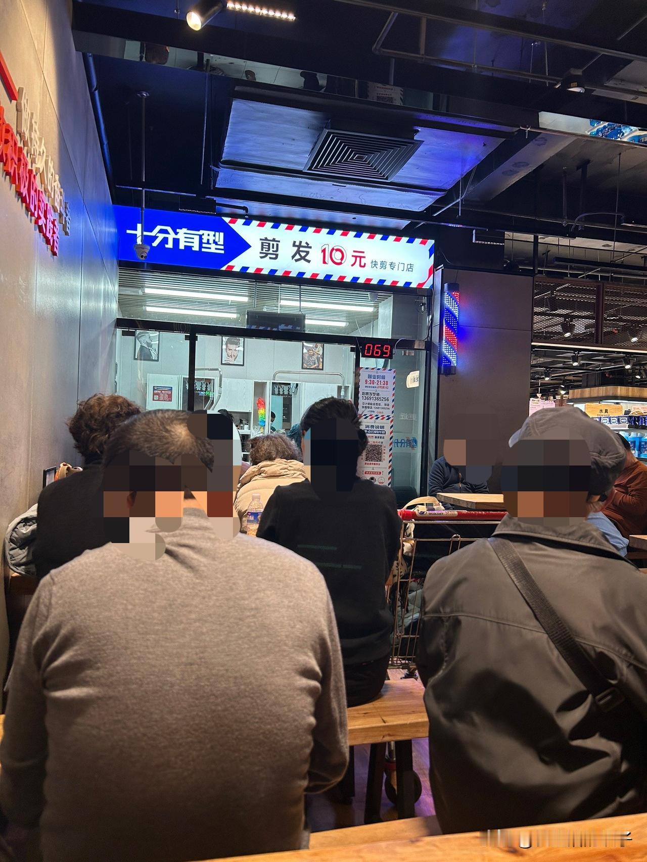 今天立春

立春到，年也快来啦，这么多人都来理发！

正月里就不用发愁头发长要理