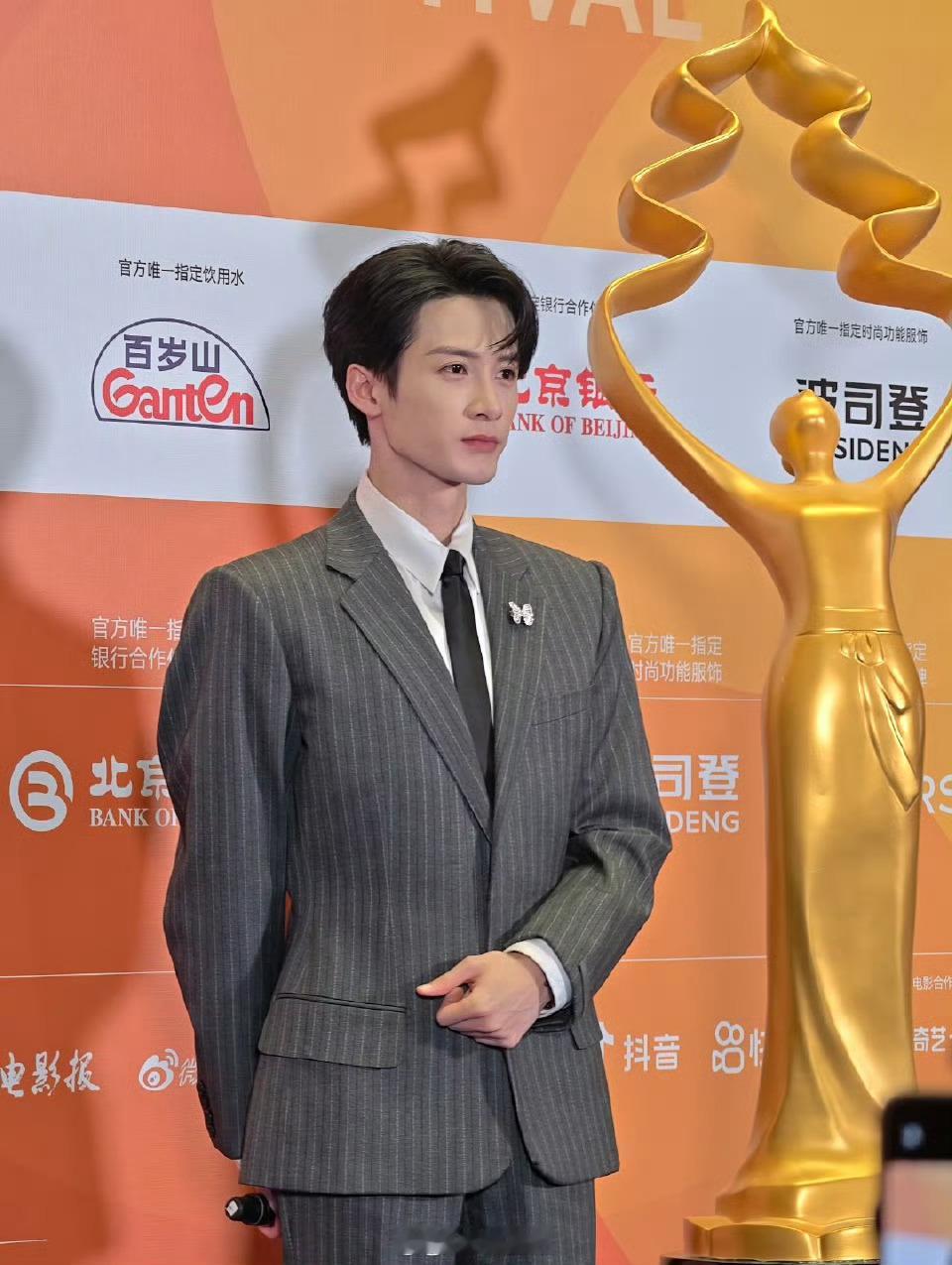 檀健次北京国际电影节开幕红毯生图，矜贵优雅，状态在线，完全是王子啊。 