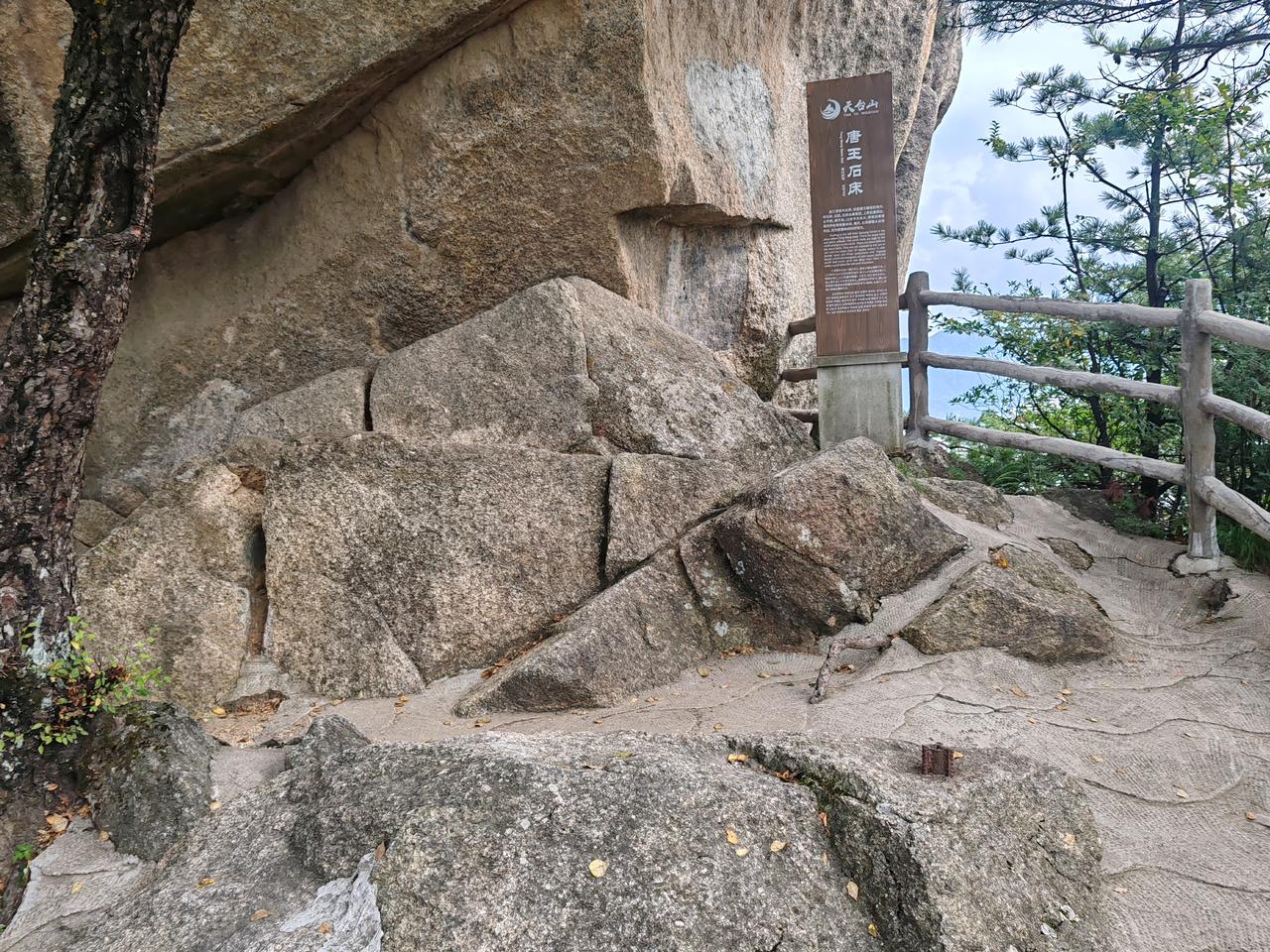咋天和朋友俩人，爬上海拔2000米的鸡峰山山峰。快60岁的人啦，开始想着能爬多远