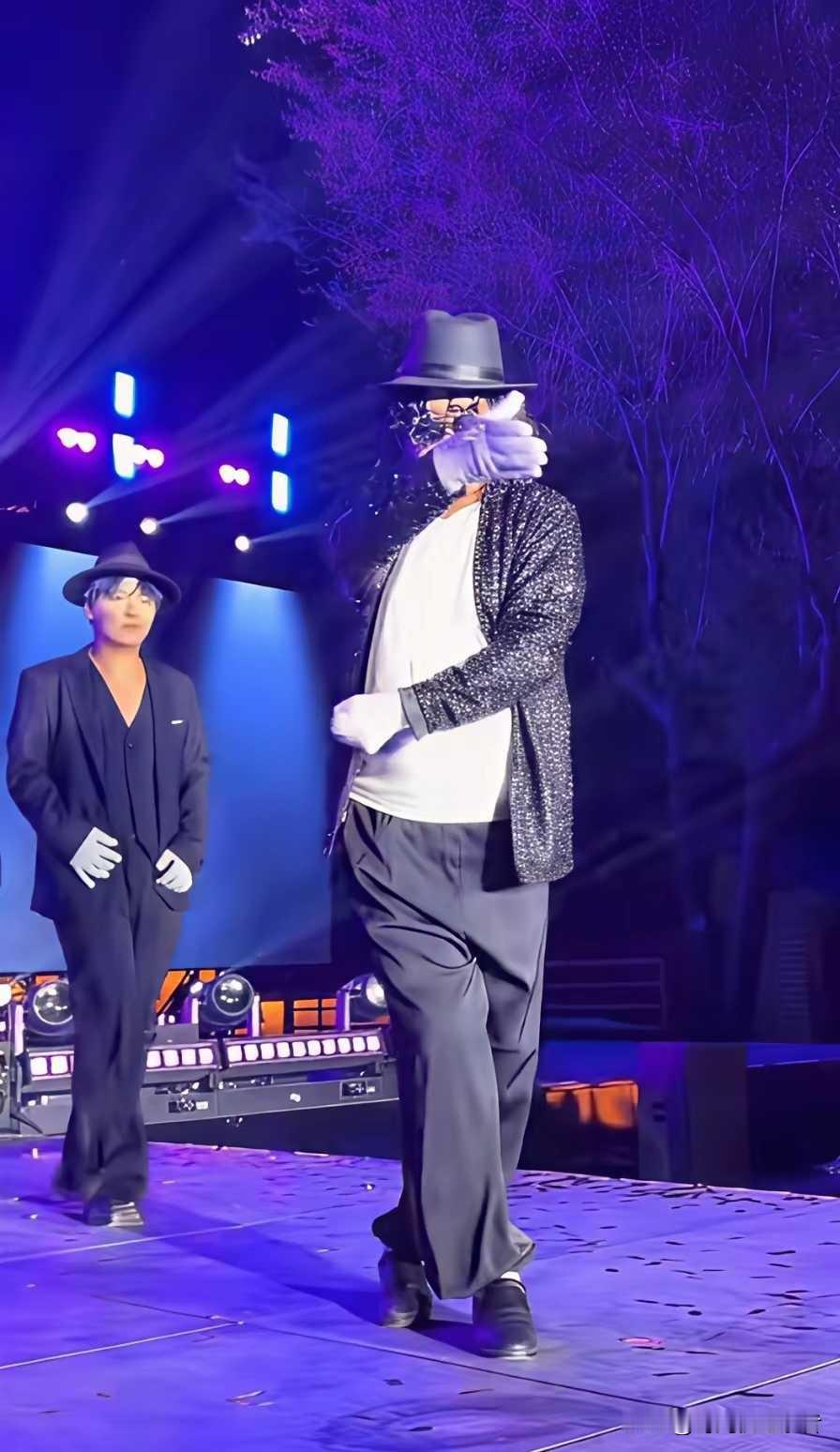 朱之文这个夏天真是赚大钱了，在景区当npc,什么角色都能演，还像模像样。
以前很