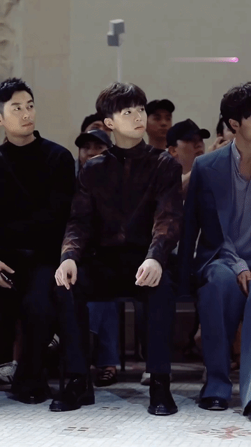 朱亚文和陈立农同框看秀有点意思，一个是成熟大叔的天花板，一个是特别奶萌的小孩哥，