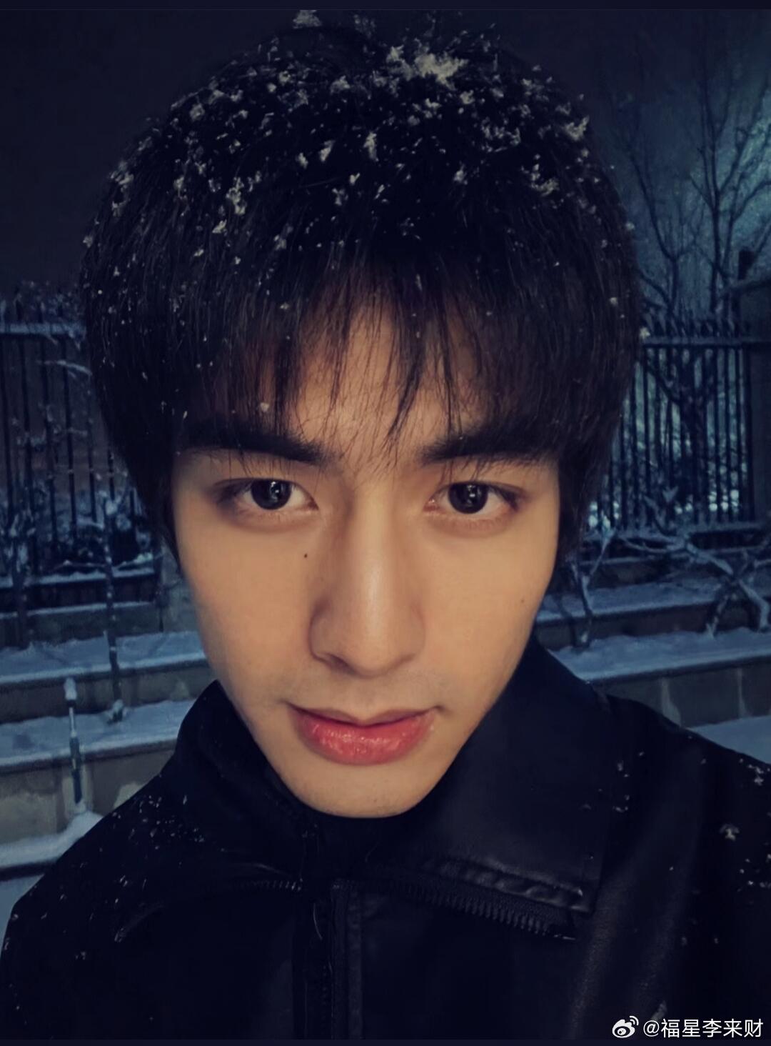 宋威龙回应被叫木头帅哥 有些人看着像木头，其实心里住着太阳。宋威龙亲自回应：木头