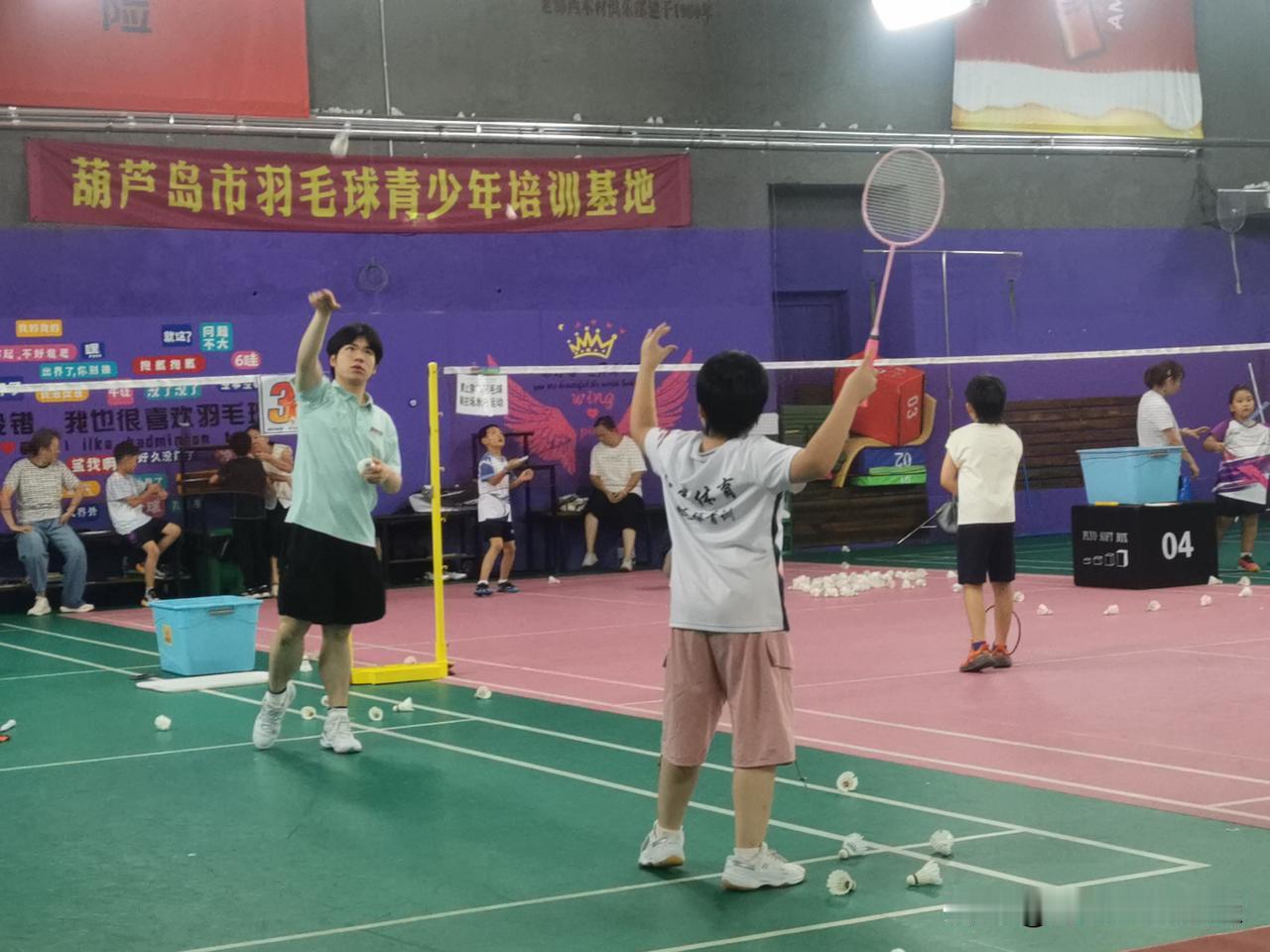 羽球馆里生龙活虎的青少年
 
宽敞的羽毛球馆内灯火通明，红绿相间的塑胶场地铺满整