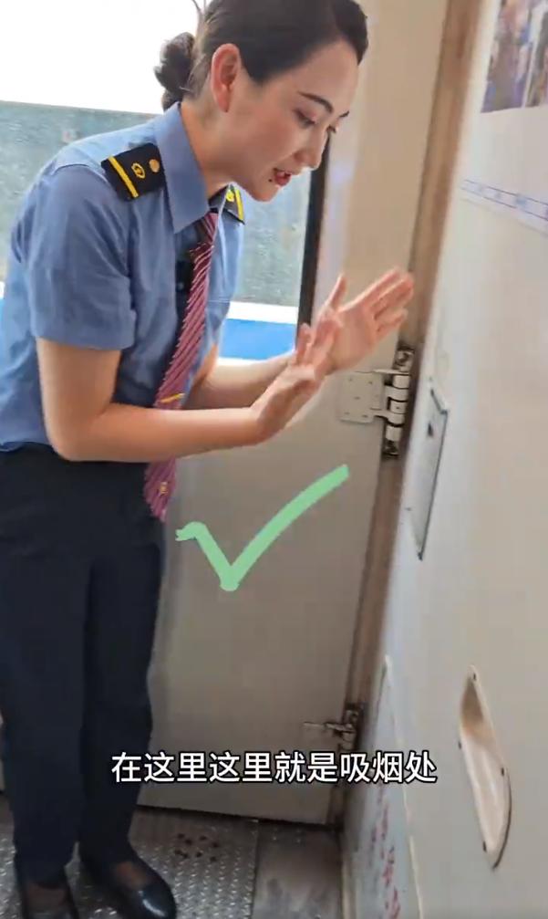 “吸烟处”都不能吸烟了

一位乘客在绿皮火车连接处标有“吸烟区”的地方抽烟，被女