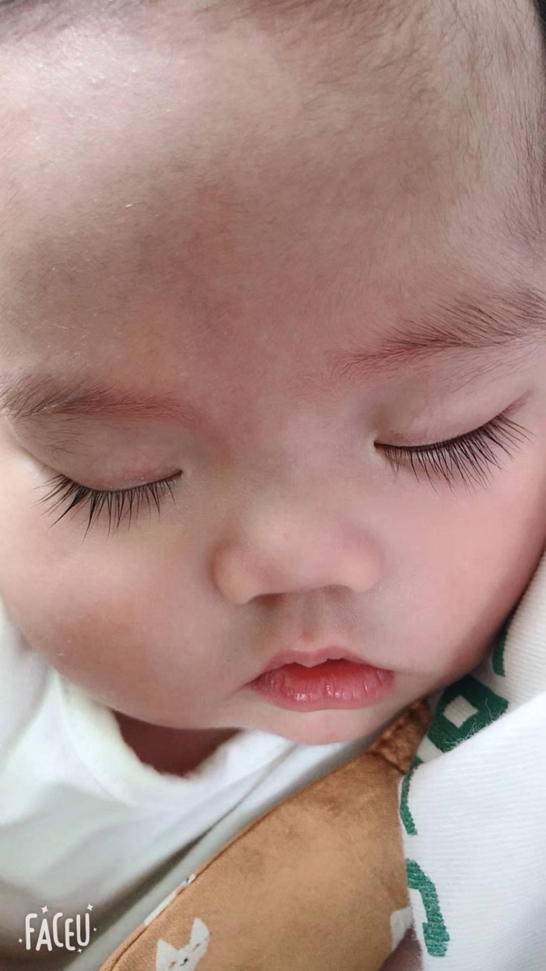 翻到外甥女这个照片，真是太可爱，安安静静的睡着，长长的睫毛，肉嘟嘟脸蛋，啊~~好