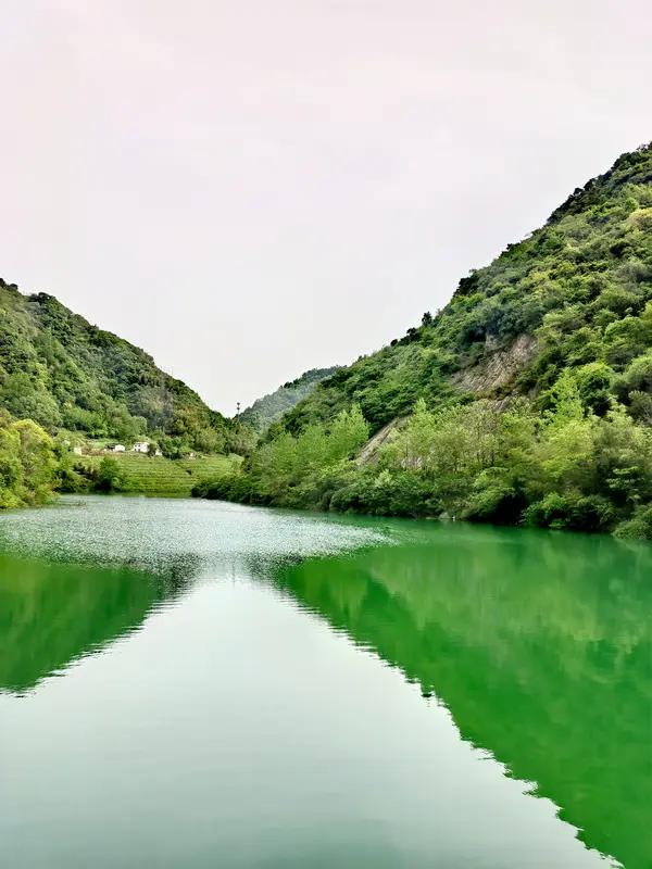 “远看青山绿水”这上联，简直绝了，一幅宁静悠远的山水画卷瞬间在眼前展开。下联“近
