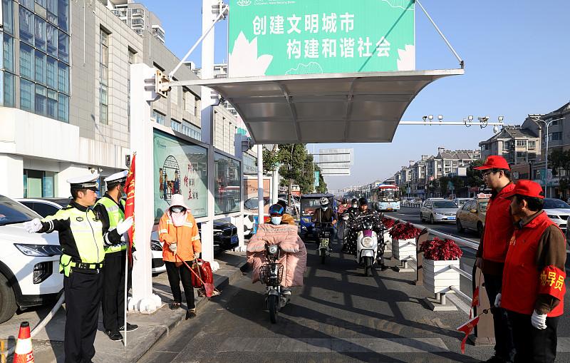 交通秩序的三个破局点
深蛙
交通秩序是城市运转的毛细血管，也是映照社会公共治理水