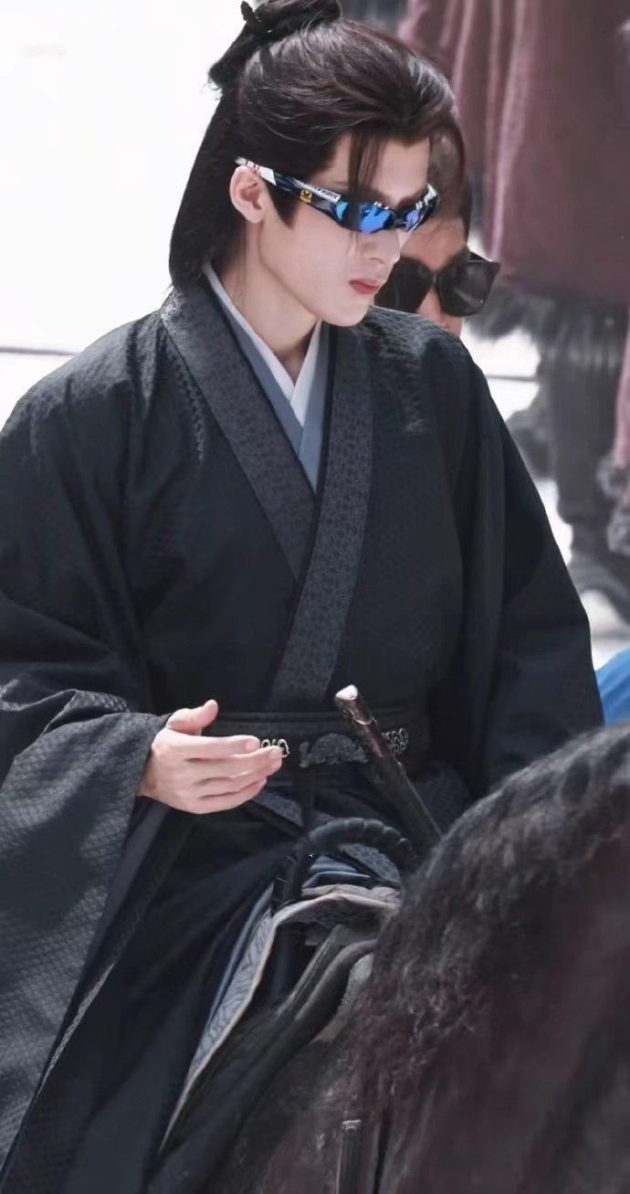 檀健次黑衣古装墨镜骑马路透 檀健次时尚的谢却山 檀健次时尚的谢却山，檀健次黑衣古