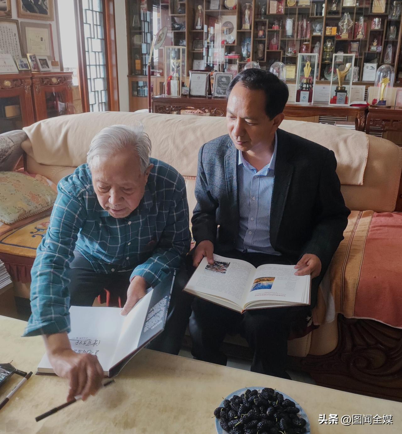 4月7日，王亮专程西安美院拜望八十八岁高龄的中国摄影界泰斗、恩师陈宝生先生。先生