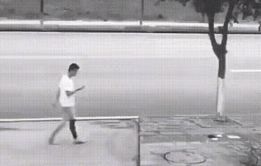 笑不活了！一男子边走路边看手机，没注意脚下路不平被绊了一下，整个人直接朝前摔趴出