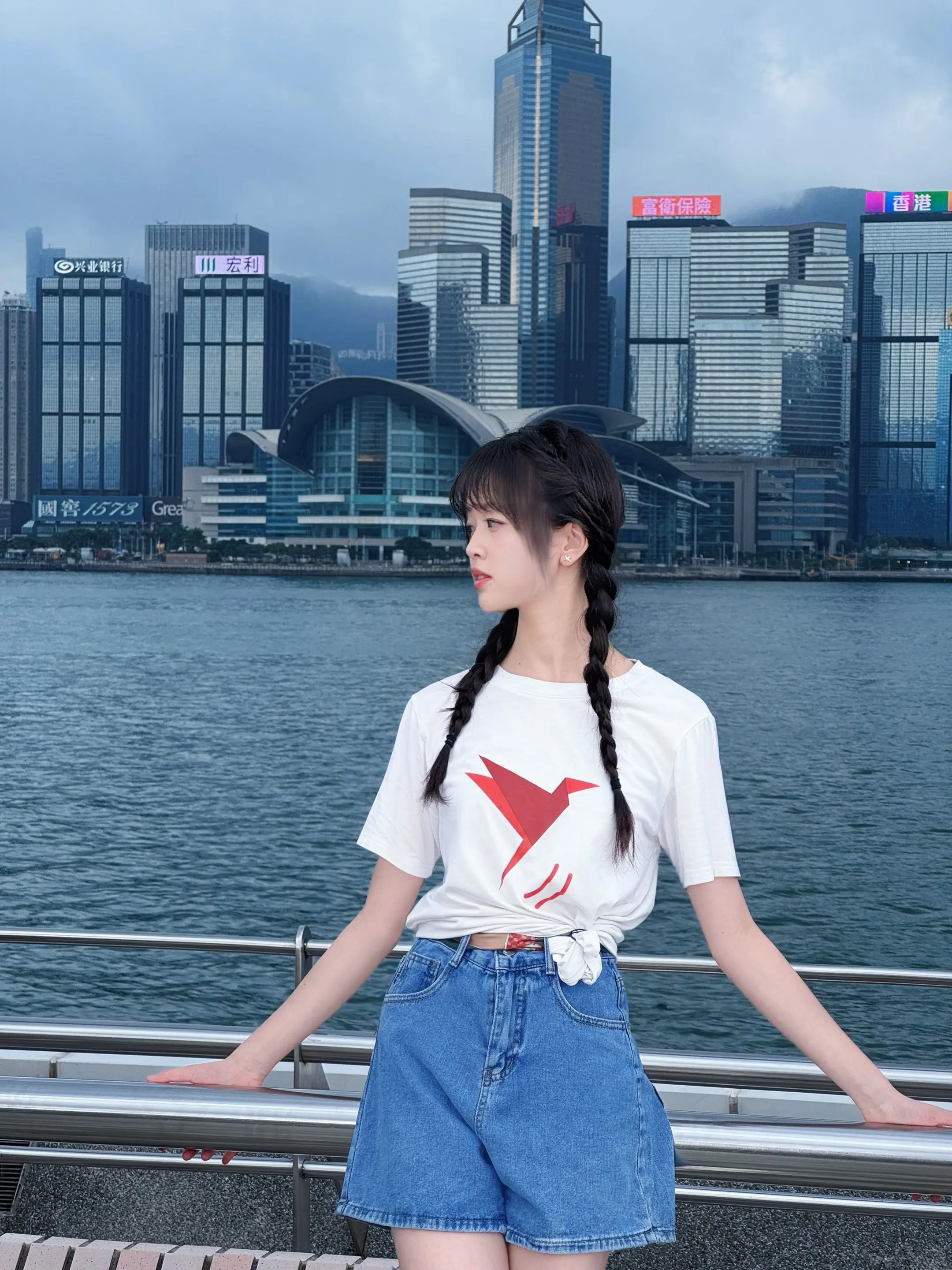 十五歲的某天我站在港島的街頭🇭🇰。