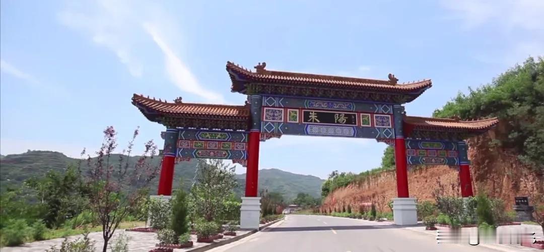  今天来灵宝朱阳镇，朱阳镇也算是一个大镇了。但是看到的景象是这样的没有年轻人，路