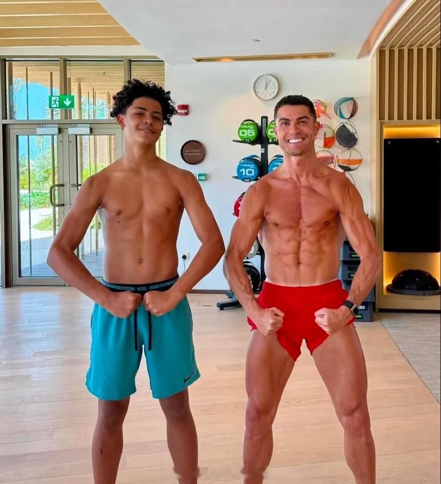 罗马诺消息，利雅得胜利正考虑让迷你罗从下赛季开始跟随一线队训练。今年6月份迷你罗