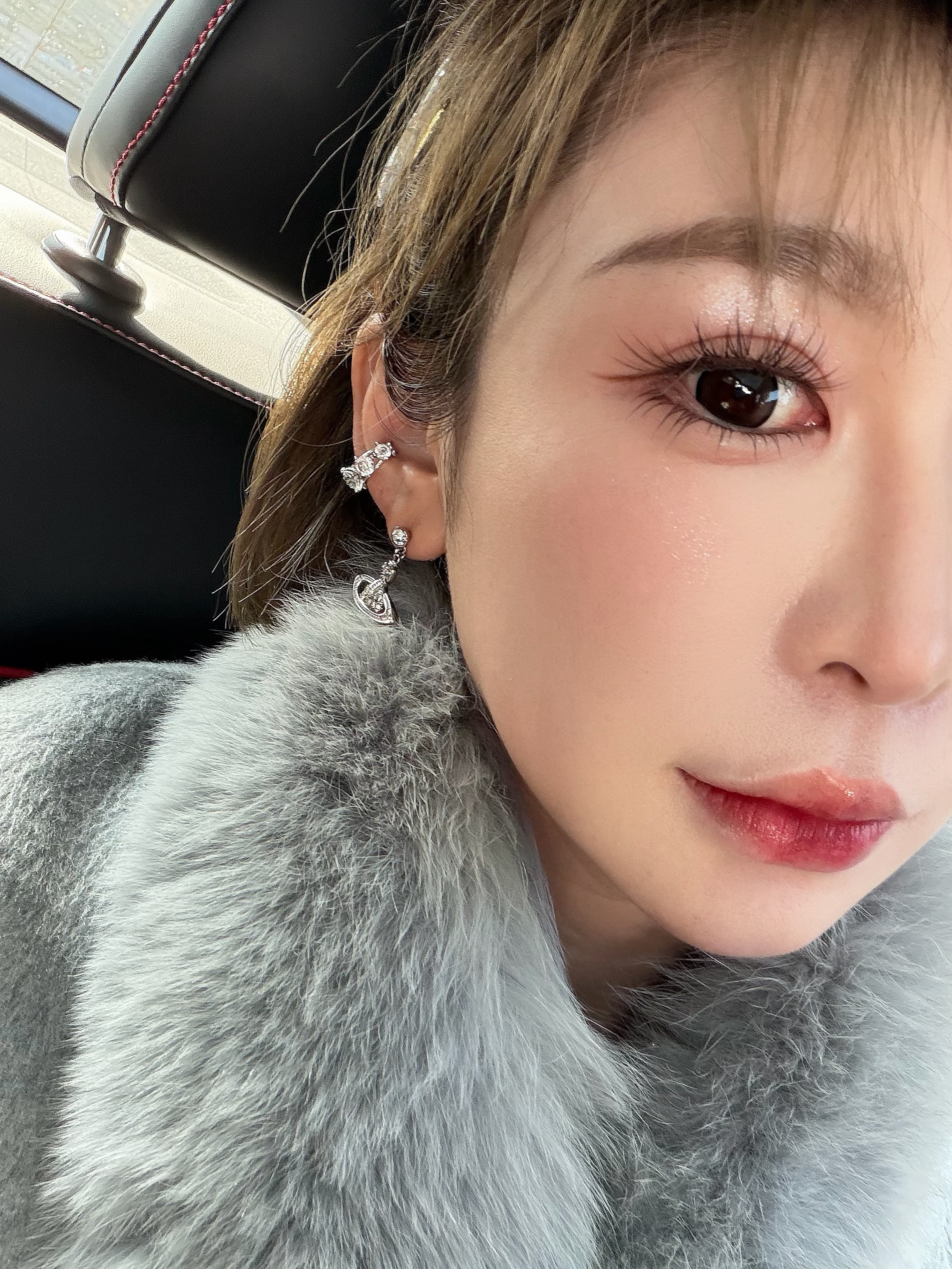 我们化妆老师美姐给我贴了一个新款睫毛哈哈哈有点开心明天周末啦，铁子们周末快乐