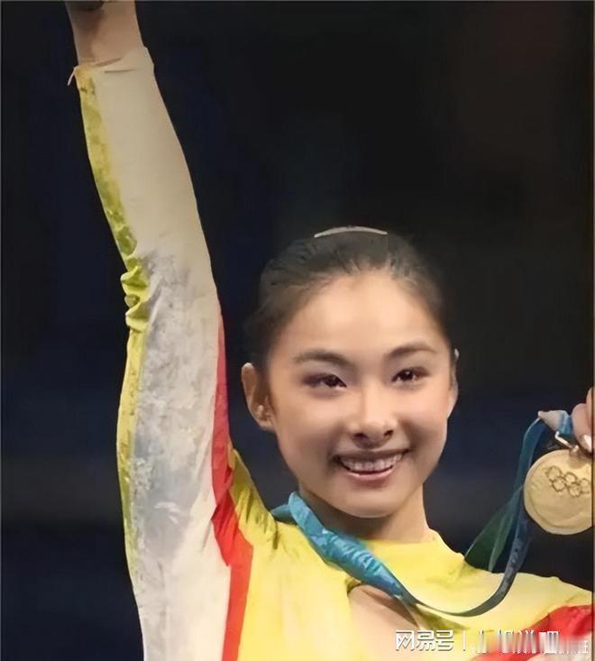 #44岁体操皇后刘璇再上平衡木# 刘璇再次登上了平衡木，直接让我回到了之前她在赛
