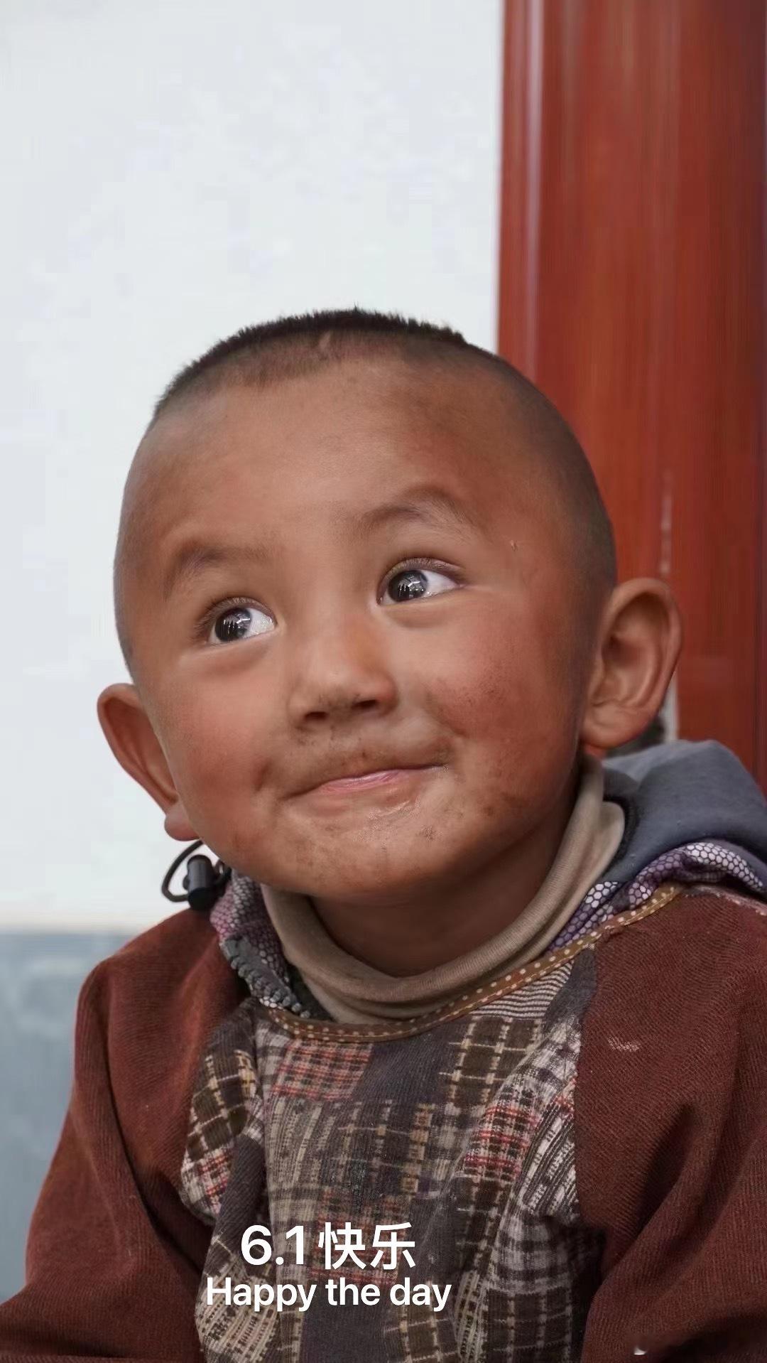 宽窄思语六一快乐  尘染面庞，不掩眸中净光；衣衫朴素，难掩心底莲香。六一的欢愉，