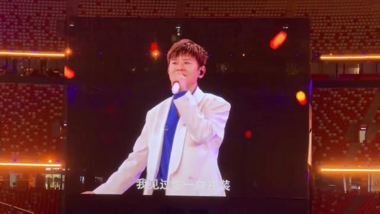 谁懂张杰这三首连唱的含金量张杰鸟巢三首连唱格局拉满！从致敬平凡奋斗者，到缅怀先烈