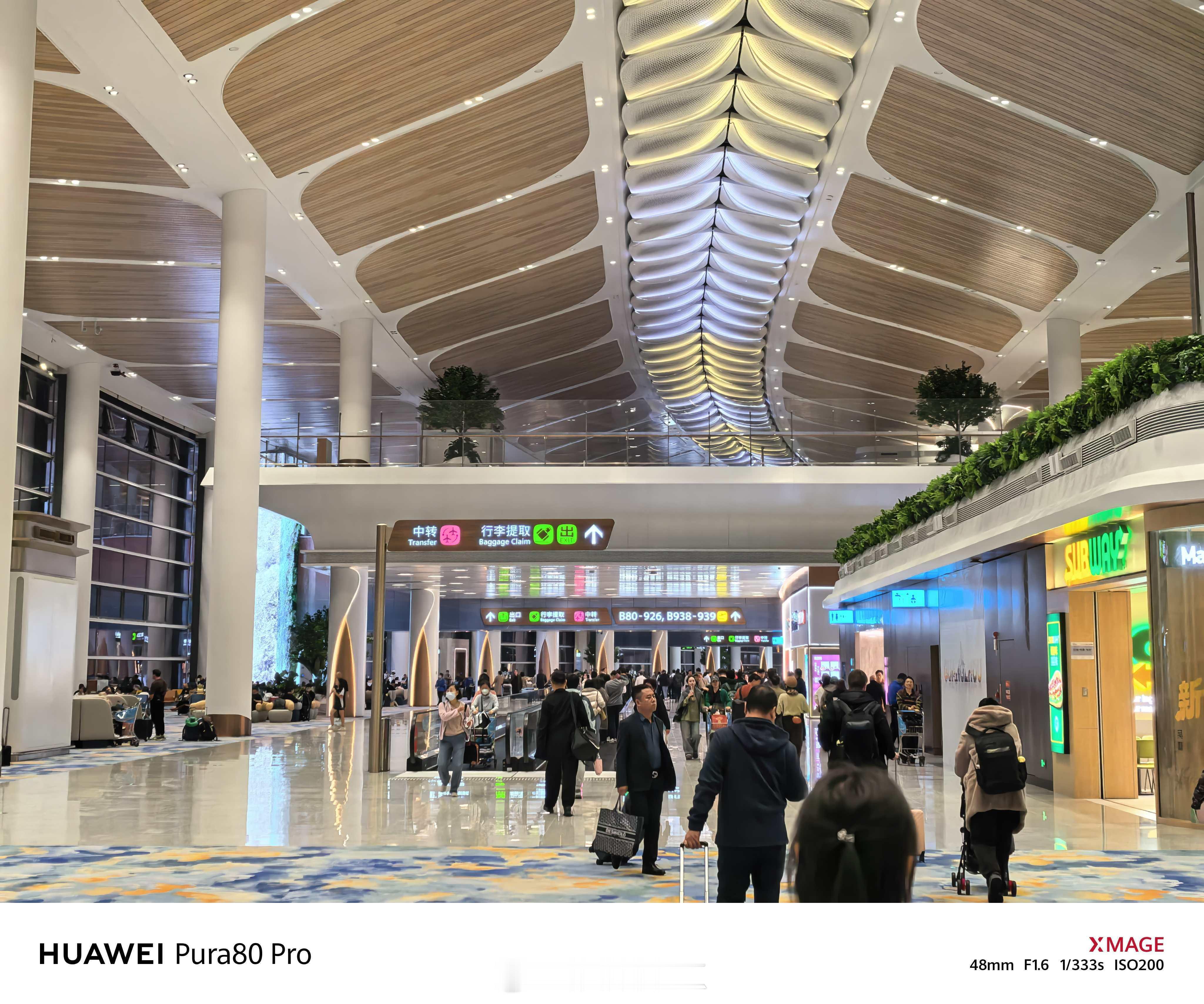 到广州了，入住的酒店也相当不错。但有一点不遂人意，就是露天泳池，这个季节就没法游