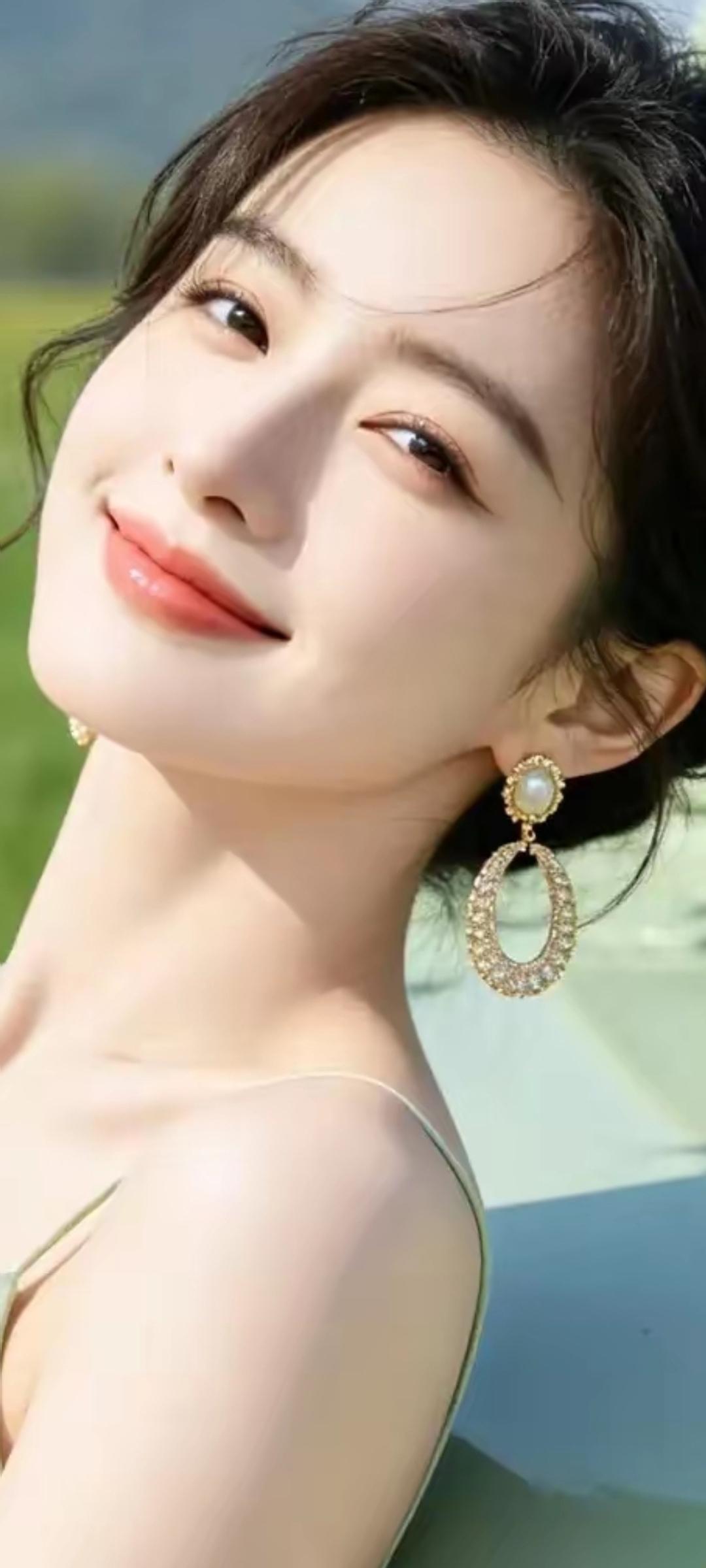 阳光明媚的午后，甜美笑容与闪耀耳环相映成趣，少女心满满的一天！🌞💖✨